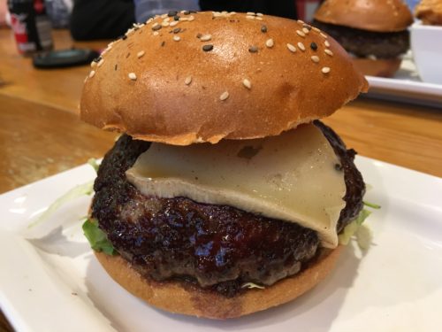 Verdammt leckerer Burger bei Burger Bar in Amsterdam - vor dem Cordon Bleu beim Auswärtsschnitzel..