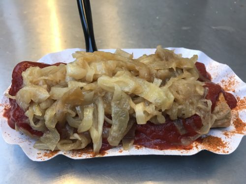 Currywurst mit Schmorzwiebeln bei Curry 36