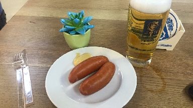Käskrainer und Helles von Augustiner am Terminal C im Flughafen Tegel