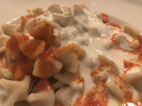 Manti - Hackfleisch gefüllte Maultaschen nach türkischer Art mit Knoblauchjoghurtsauce und Butter