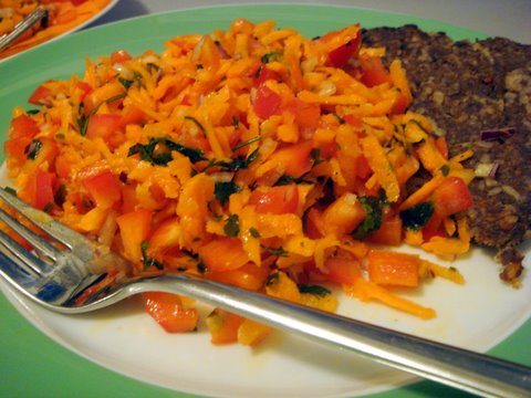 Karotten-Paprika-Salat mit Hackfleischkuchen