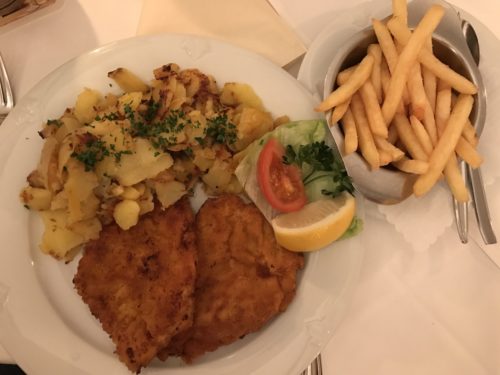 Das Schnitzel mit zwei Beilagen im Apostel Stuttgart